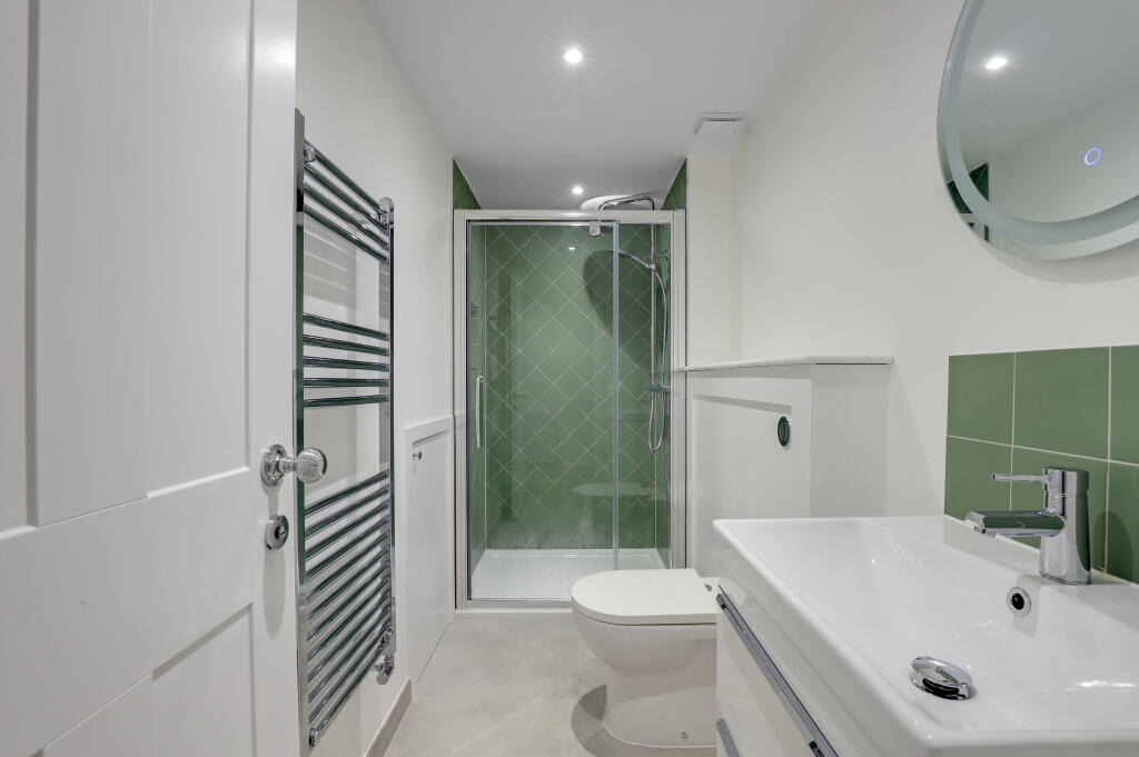 8 SHOWER ROOM.jpg