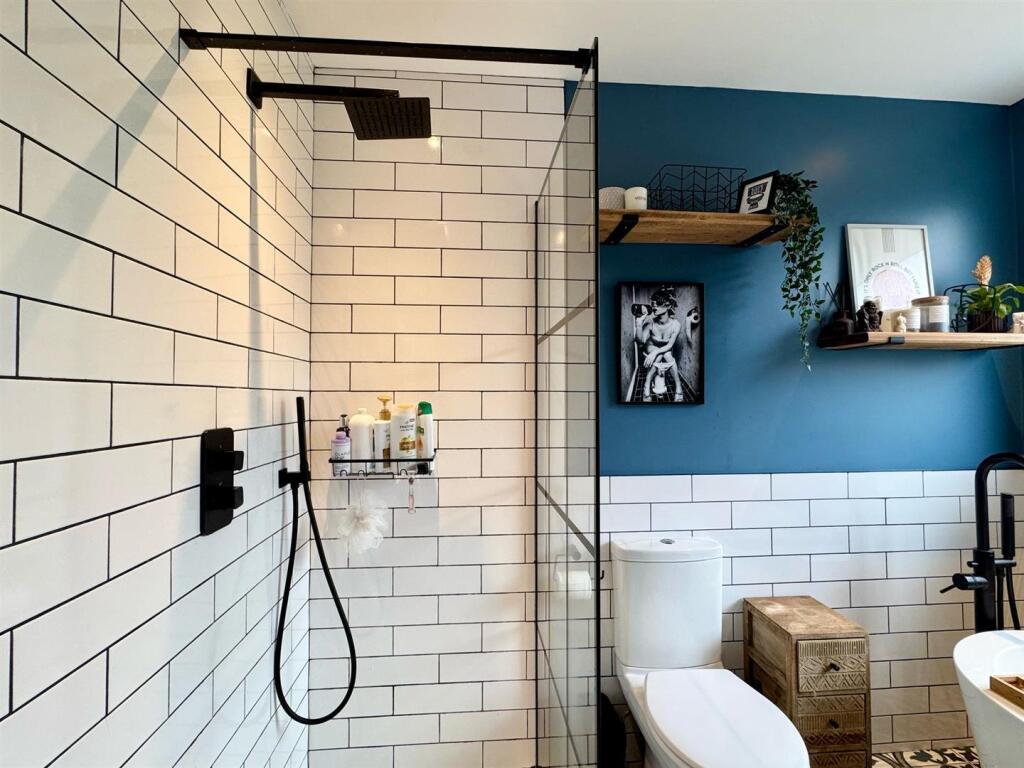 Family bathroom (4).jpg