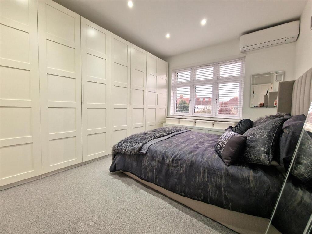 Bed 1.jpg