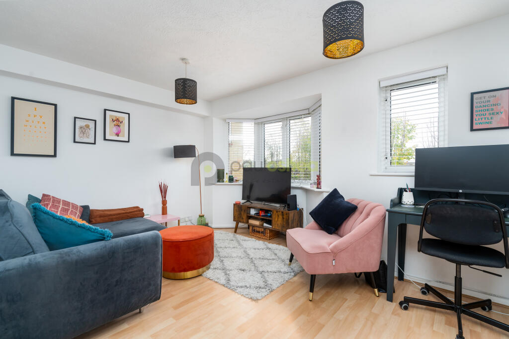 06 For Sale  1 Bedroom Flat Muggeridge Close Croyd