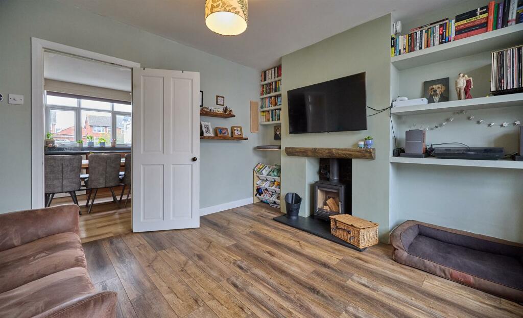 FRONT LOUNGE