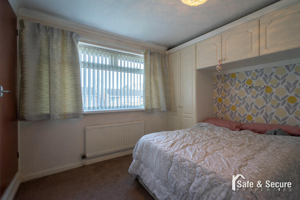 32 Leyland Close-...