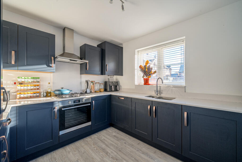 1384525-6-6925dcc...