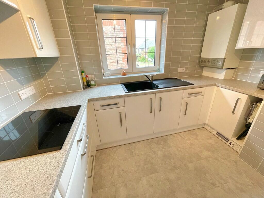 2 Barton Court Ki...