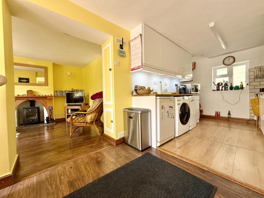 Kitchen2.jpg