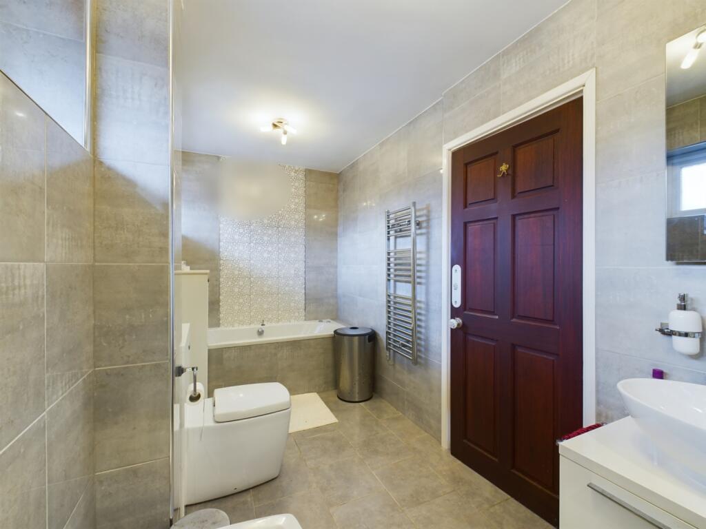 Main bedroom en-suite