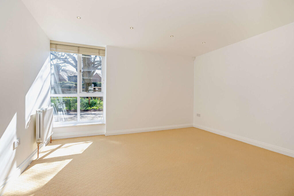 8640015-interior1...