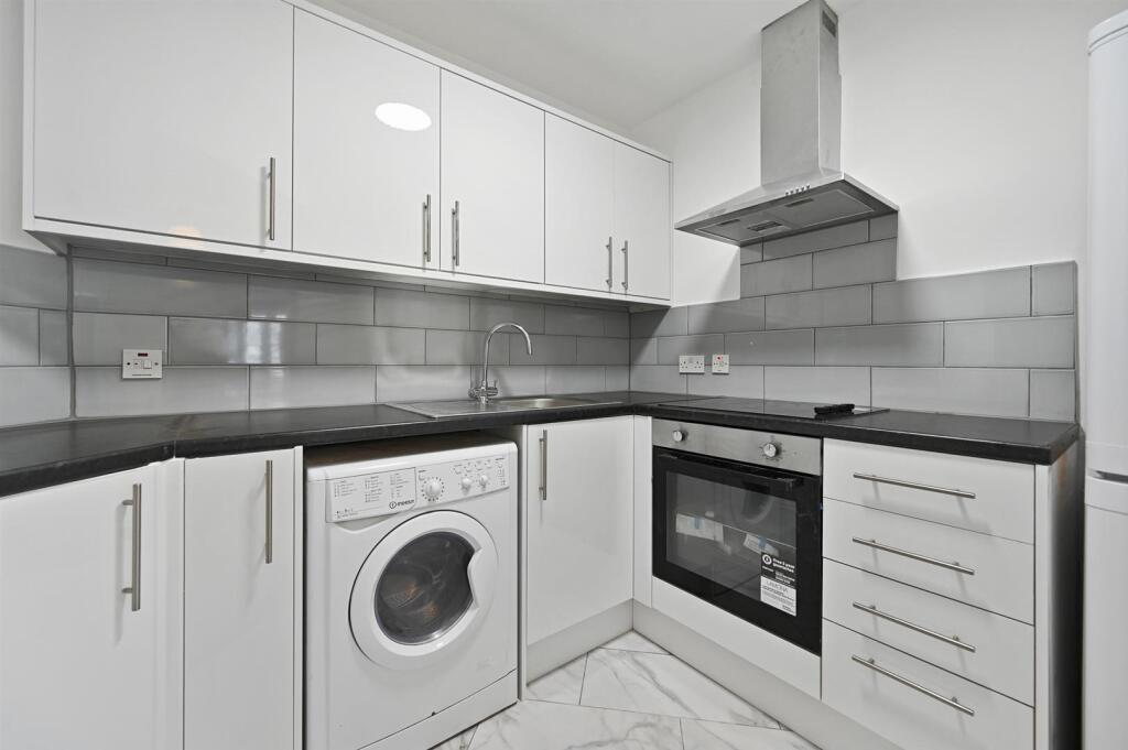 RCLR- 59 bryons mews- kitchen 3 (1).jpg