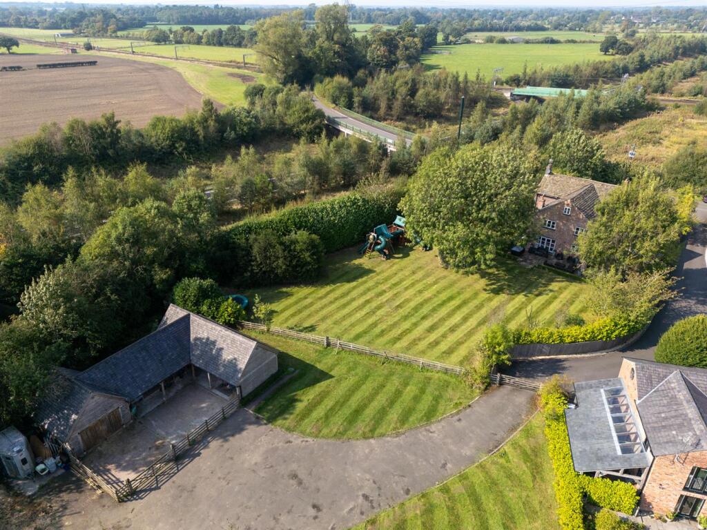 Equestrian property Welsh Row, Nether Alderley with land and stables