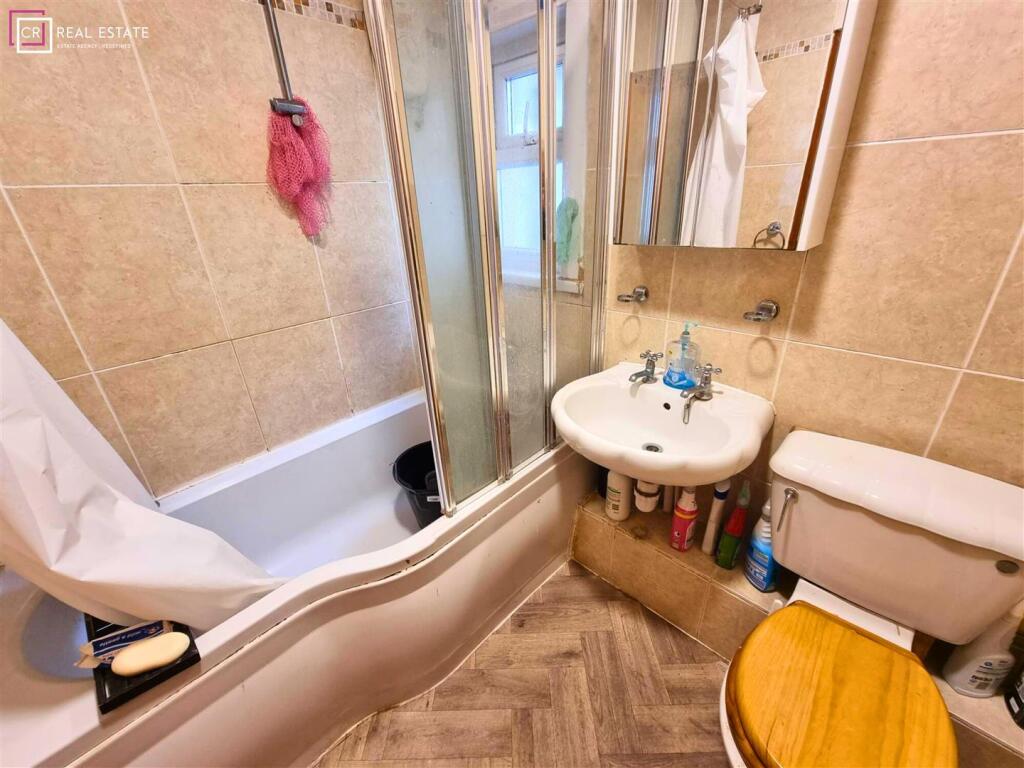 MAIN BATHROOM