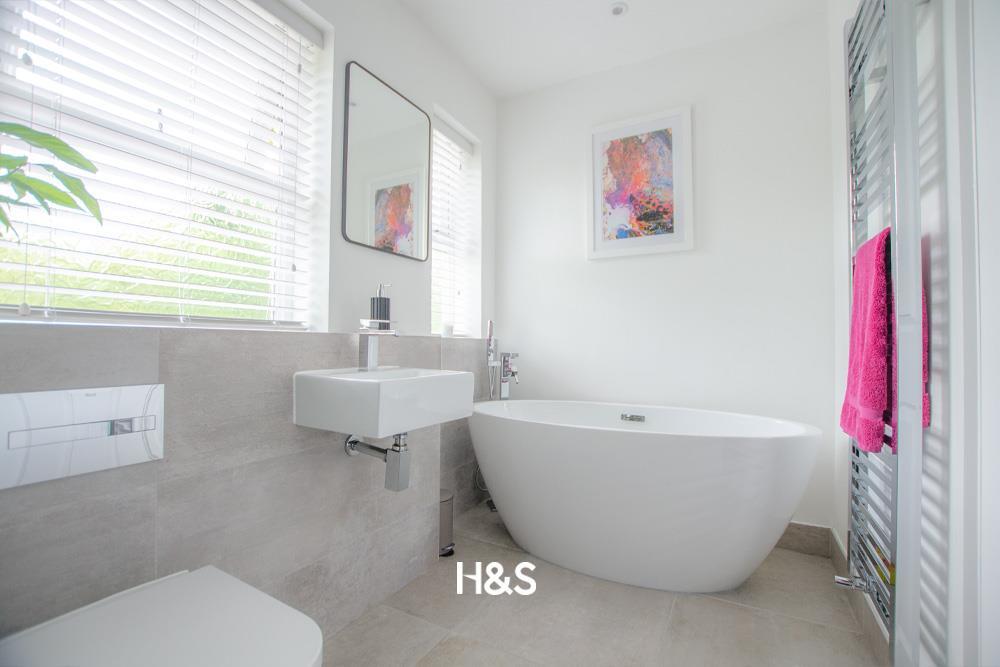 134 starbold - bathroom..jpg
