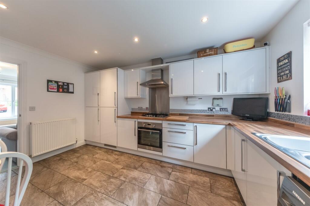 5 Flaxmere Way-001.jpg