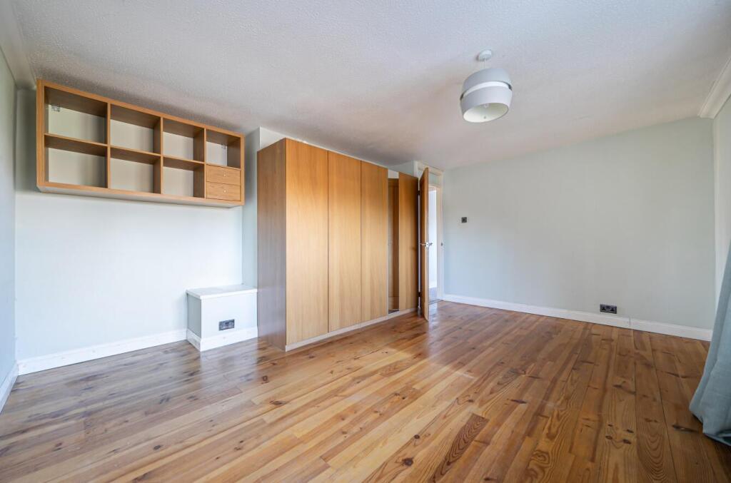 29 Harmans Way, Weedon