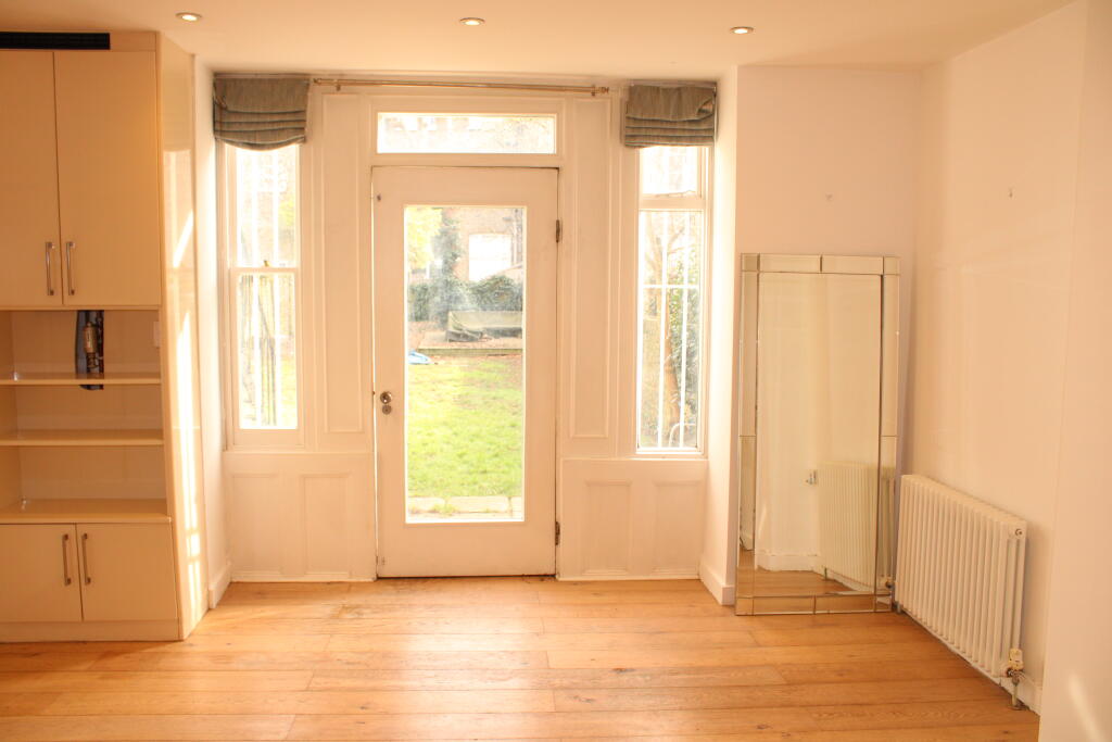 Lounge/Dining Area (1)