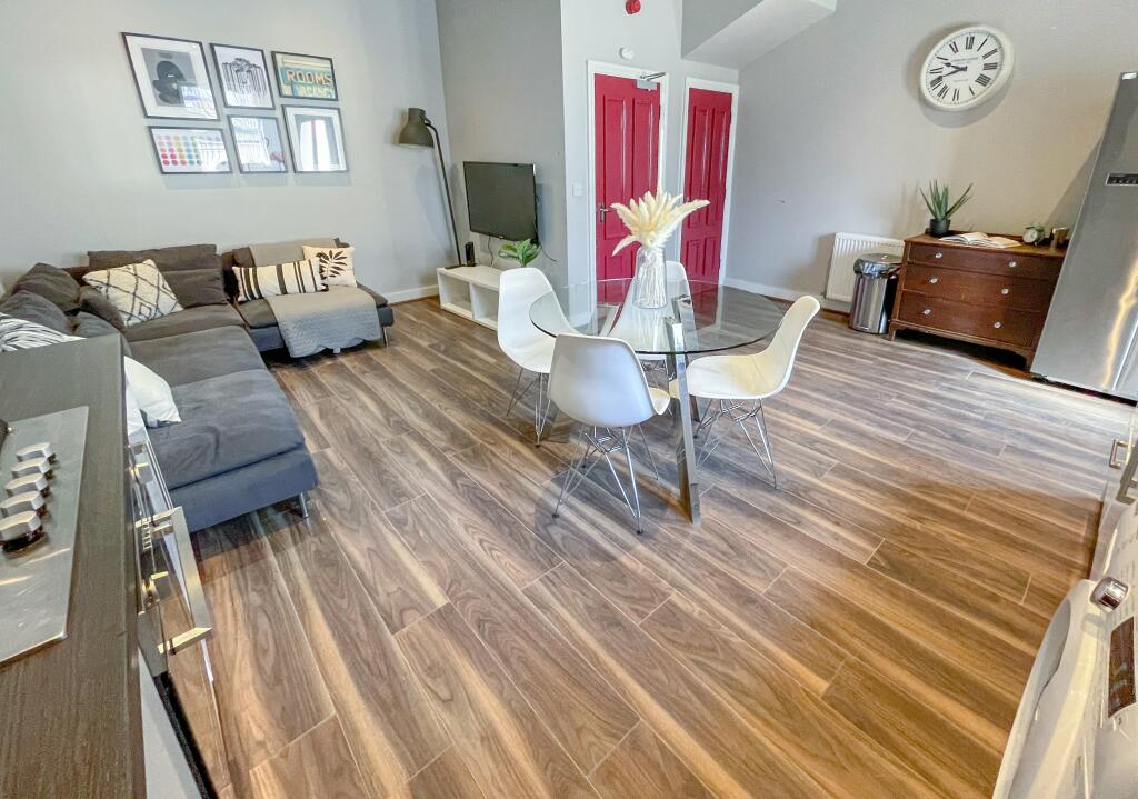 4 Esher Road12