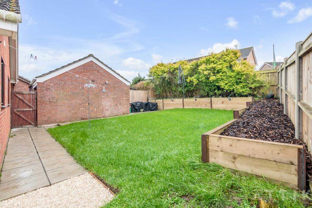 93 Dukes Drive Halesworth IP19 8TJ (6).jpg