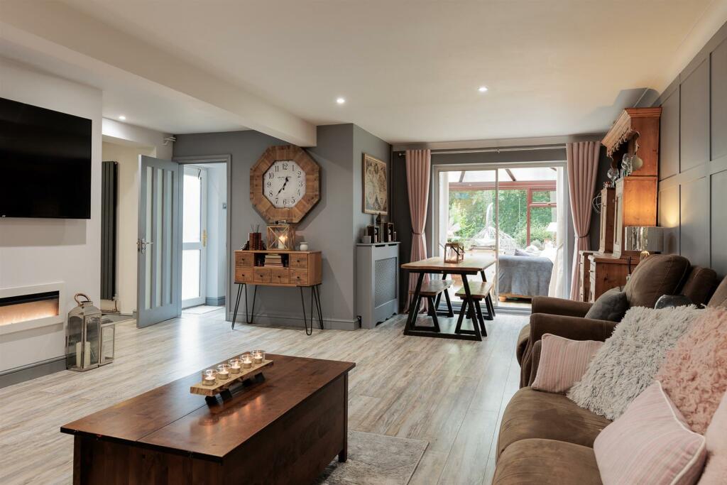 Lounge/Dining Area
