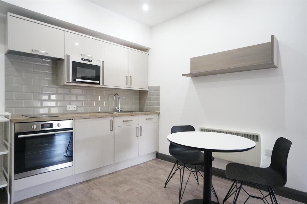 Flat301_259HighStreet_kitchen1.JPG