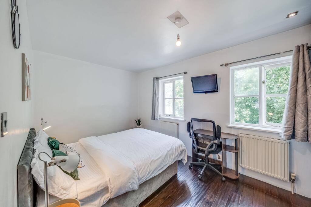 A cozy double bedroom featuring a comfortable b...