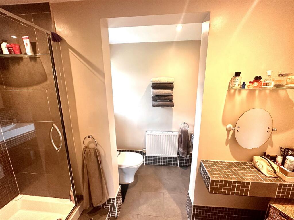 EN-SUITE SHOWER ROOM