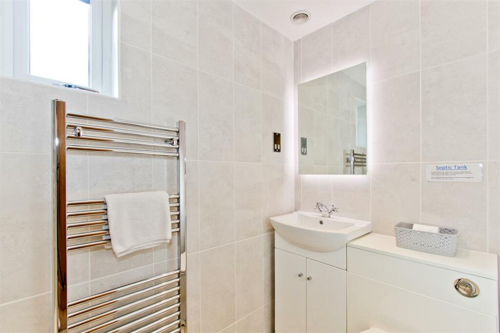 ensuite.jpg
