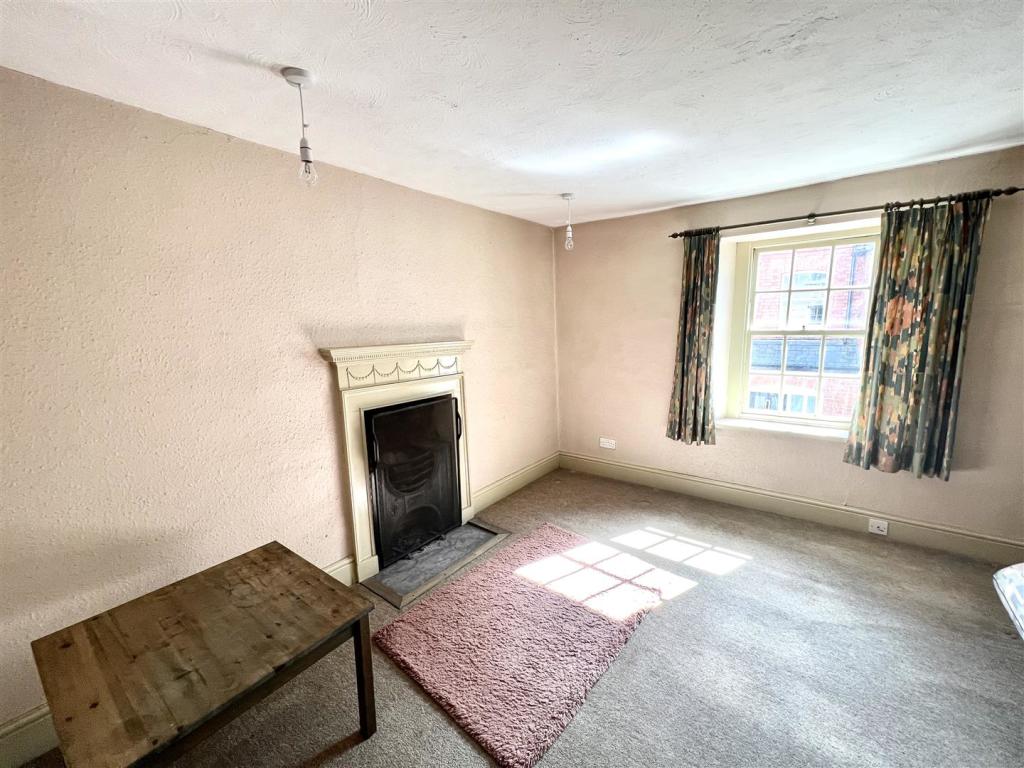 BEDROOM/SITTING ROOM