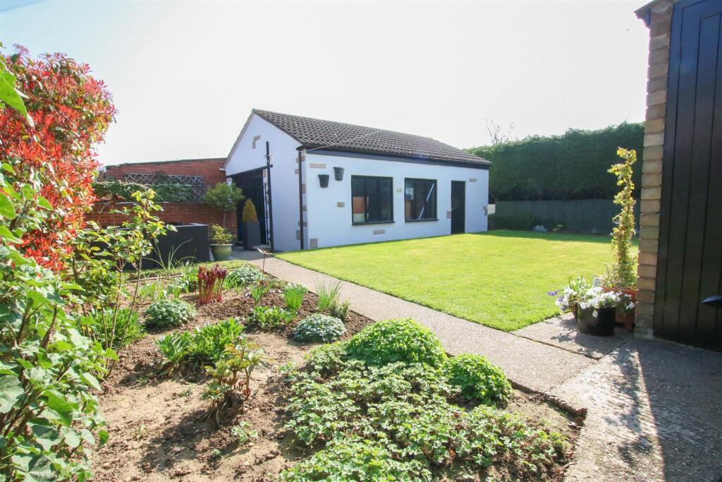 DETACHED GARAGE &amp; CRAFT ROOM