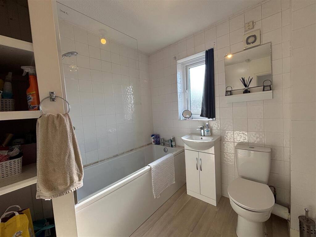 Bathroom 1.jpg