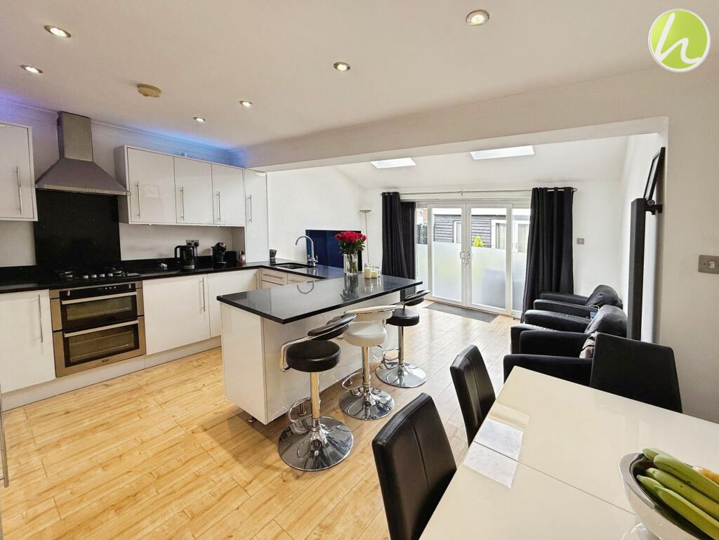 Kitchen/ Dining Room