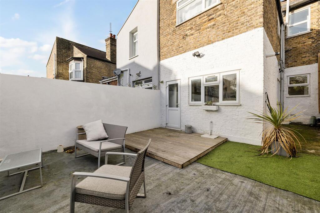 Central Park Road, E6