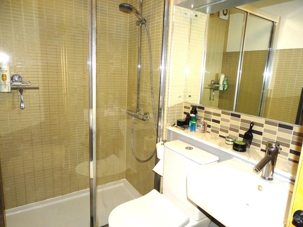 MODERN SHOWER ROOM