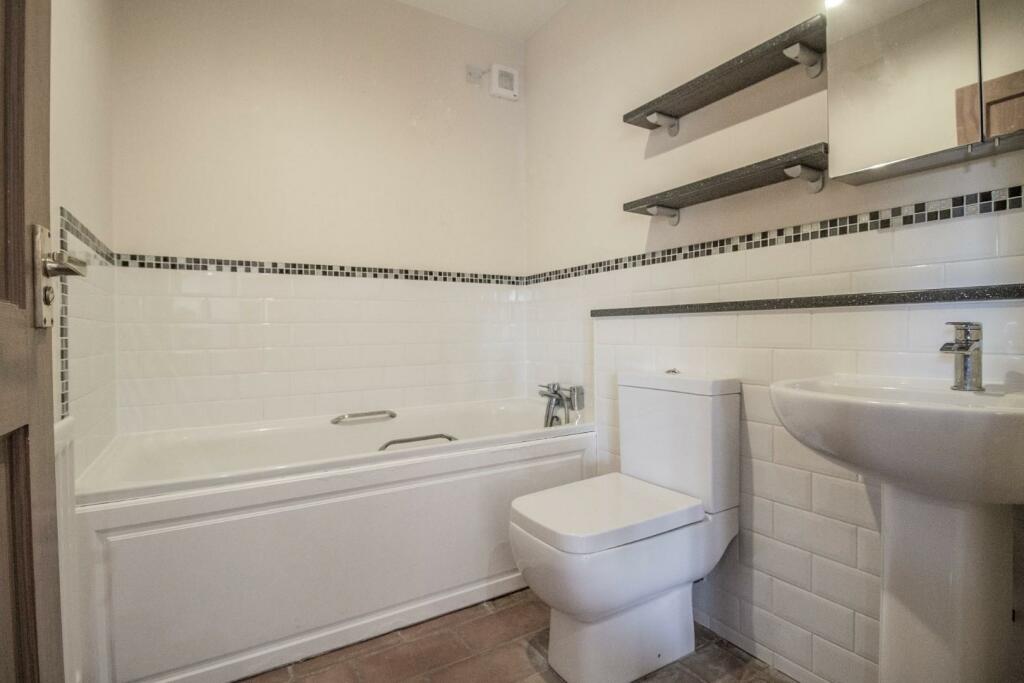 Clamp Farm Barn Cottage [Bathroom] 01.jpg
