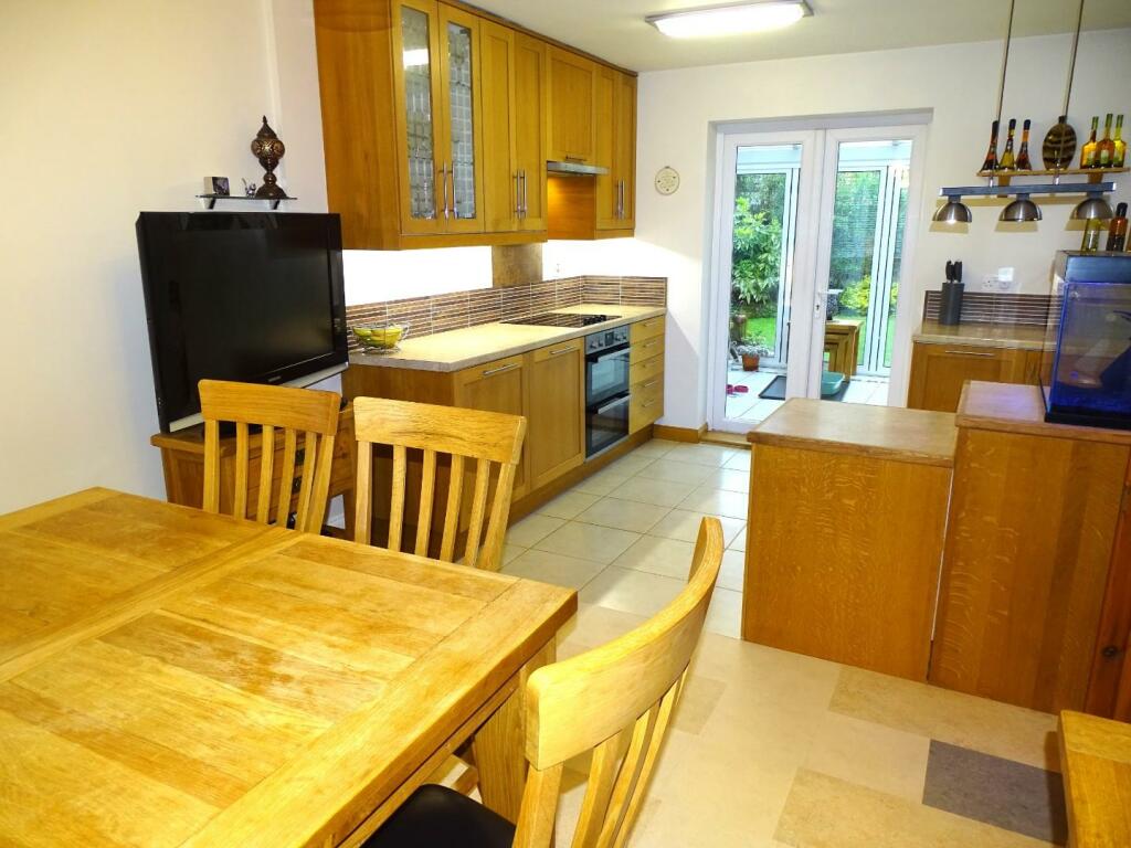 L-SHAPED KITCHEN/DINER