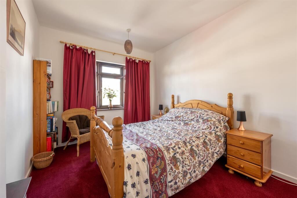 Sherwood Avenue, E18