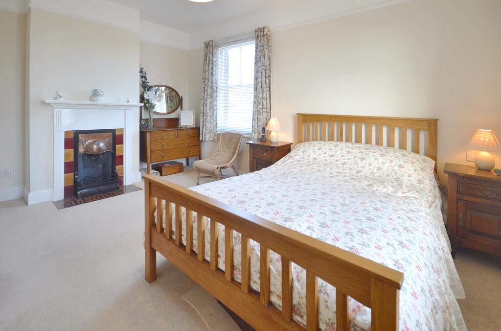 PRINCIPAL BEDROOM