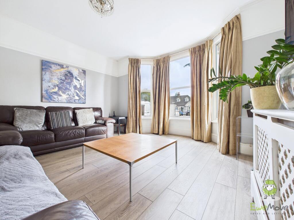 CAM01543G0-PR0161-STILL006