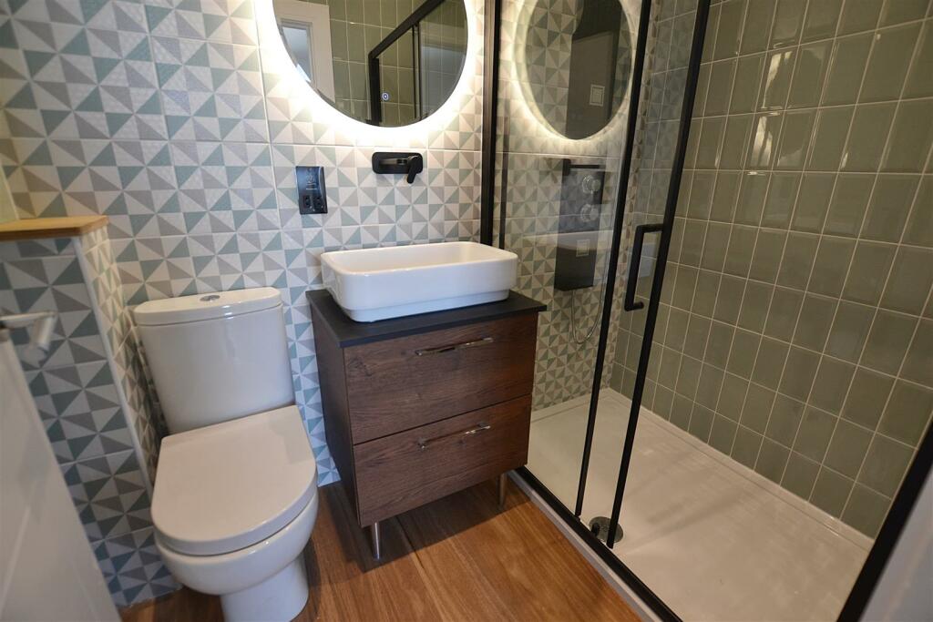 bed 3 ensuite.JPG