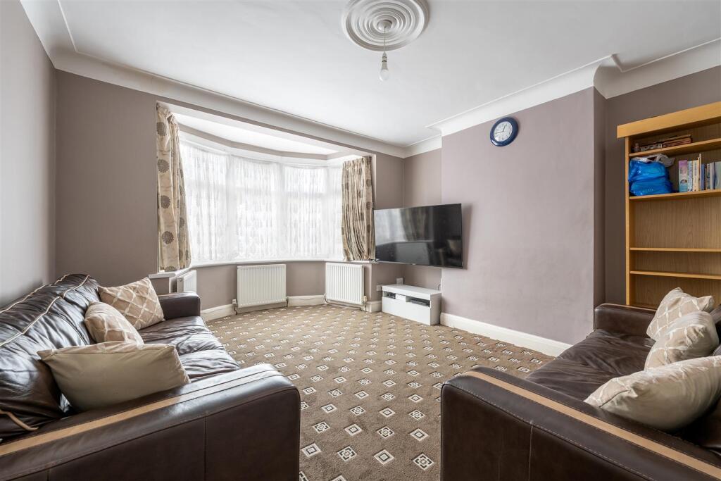 Onslow Gardens, E18