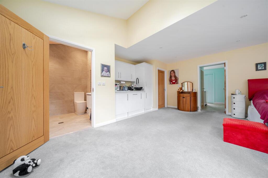 12 Bricketts lane. Flore