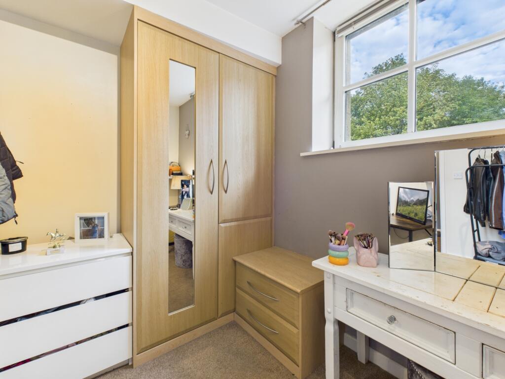 CAM03729G0-PR0142-STILL020