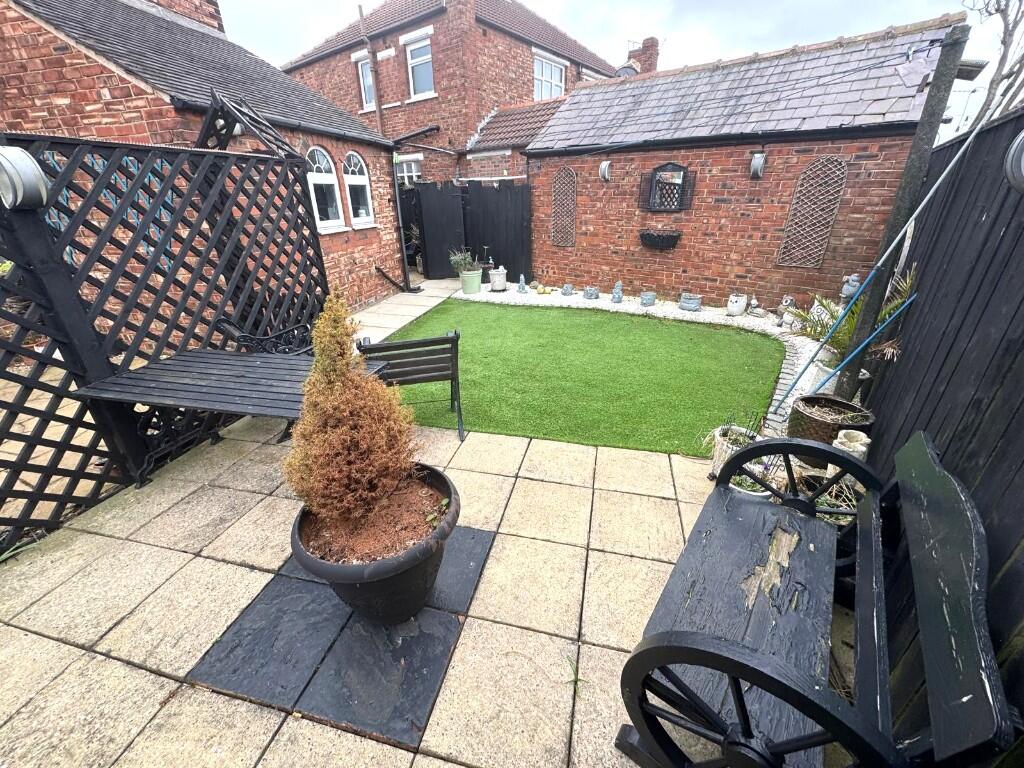 ENCLOSED REAR GARDEN