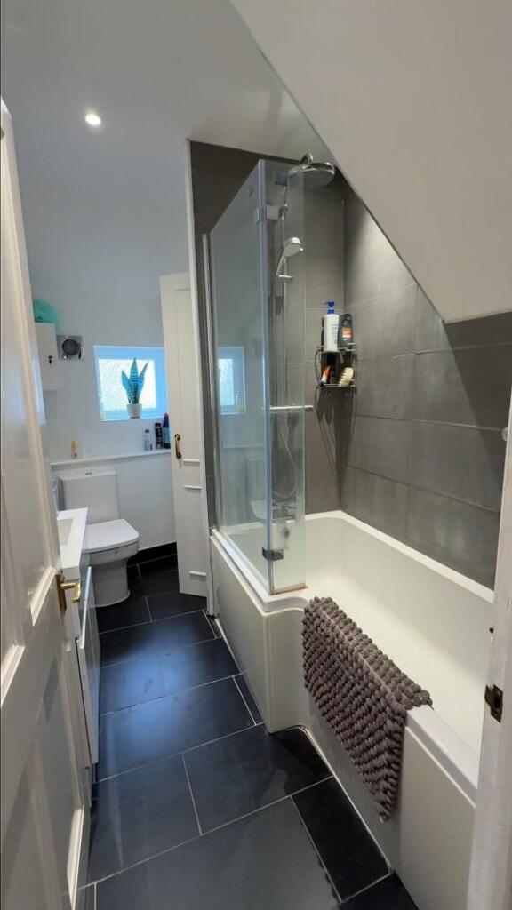 Mums flat pics_Bathroom 1.jpg