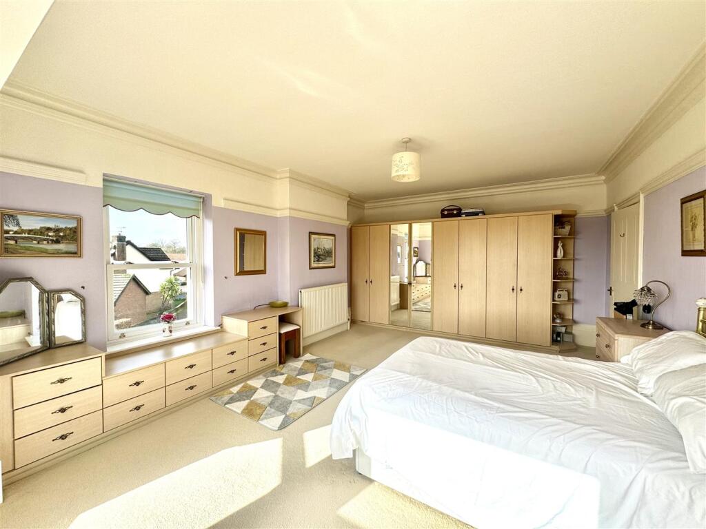 PRINCIPAL BEDROOM