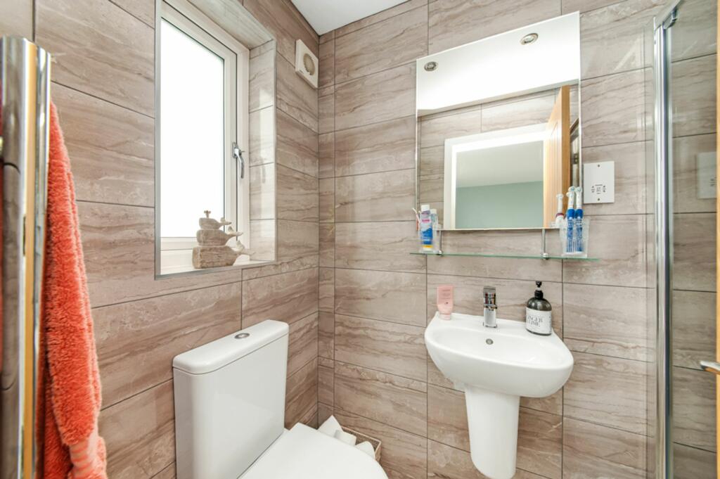 EN-SUITE SHOWER ROOM