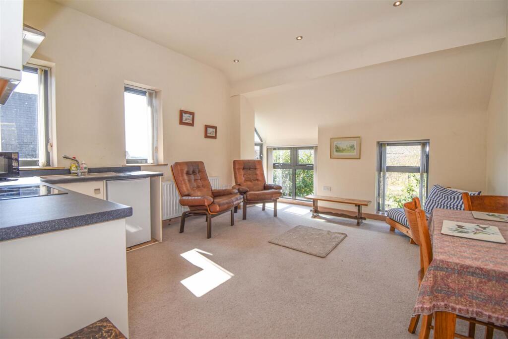 3 Red Gables Living Room b.jpg