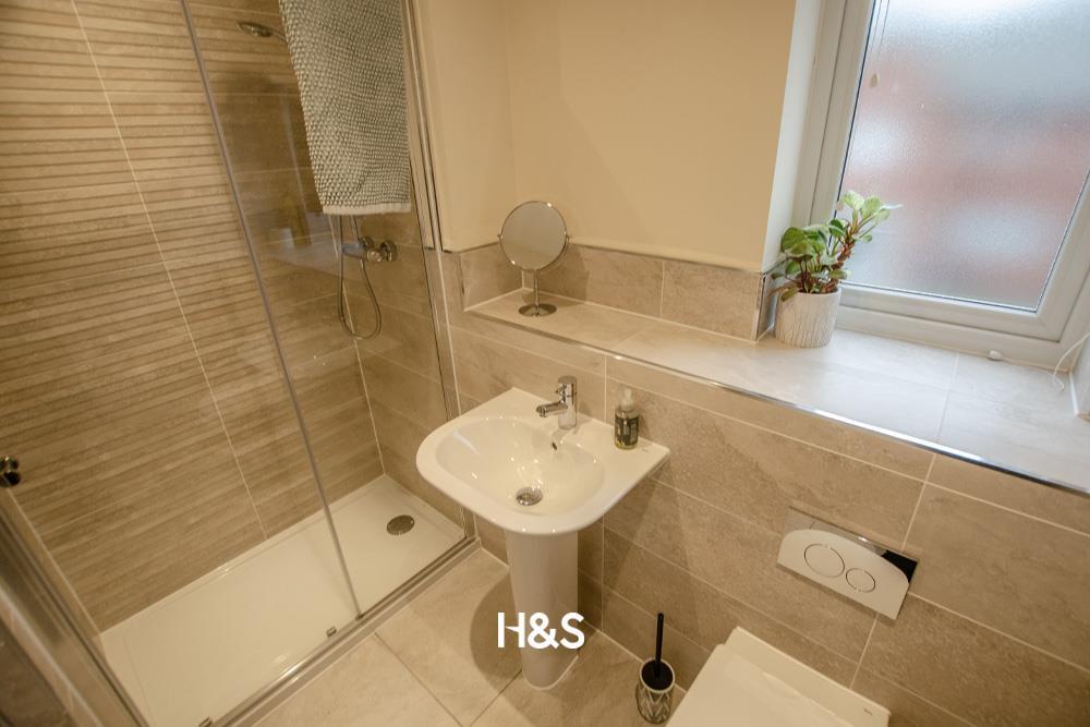 7 Dewberry Road - bedroom two en suite.jpg