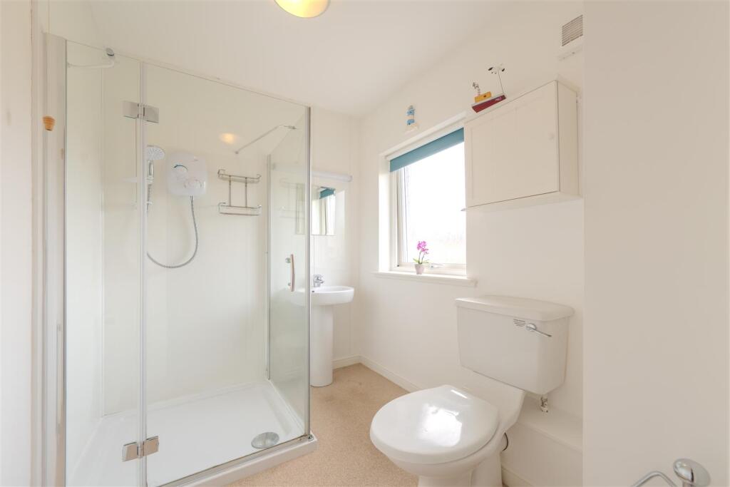 2 Fairway Court-13.jpg