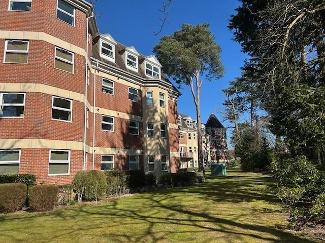 83 Elmhurst Court gardens 3.jpg