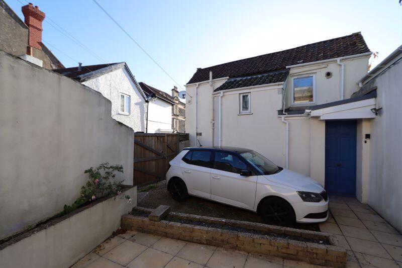 Parking &amp; private entrance
