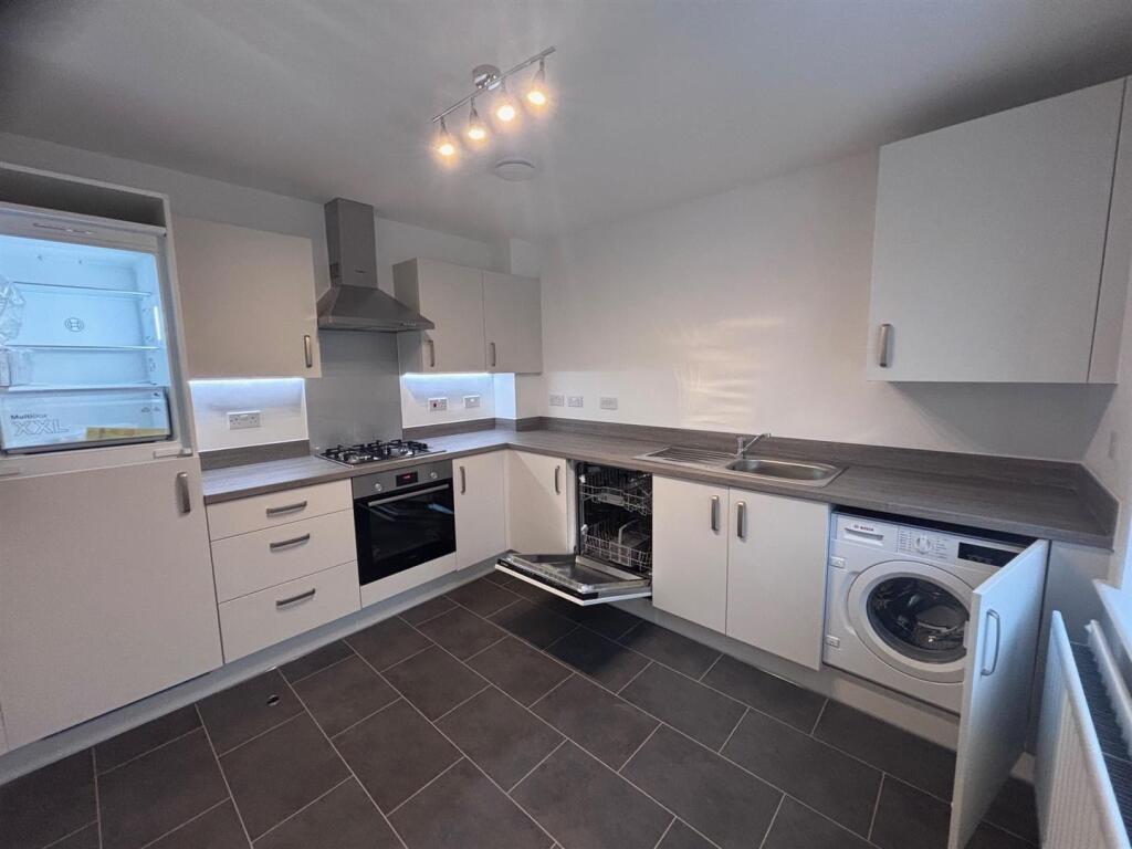 3 Stapleford Chase - Pic 02.jpg